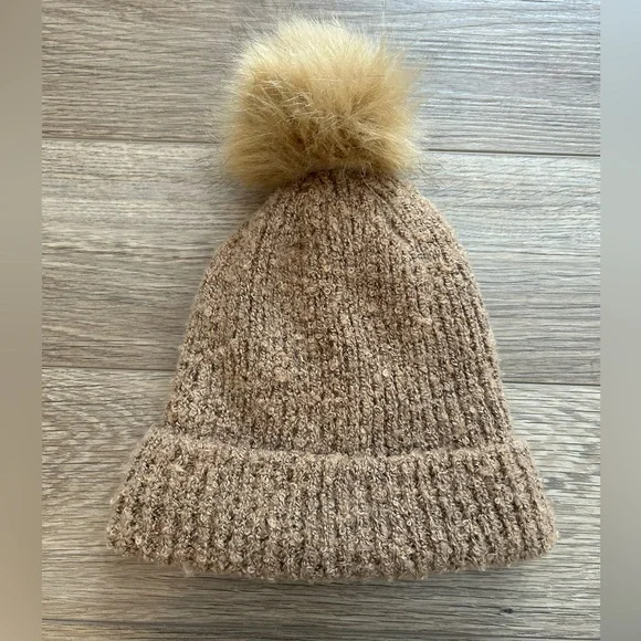 Toque with pompom - Picture 1 of 2